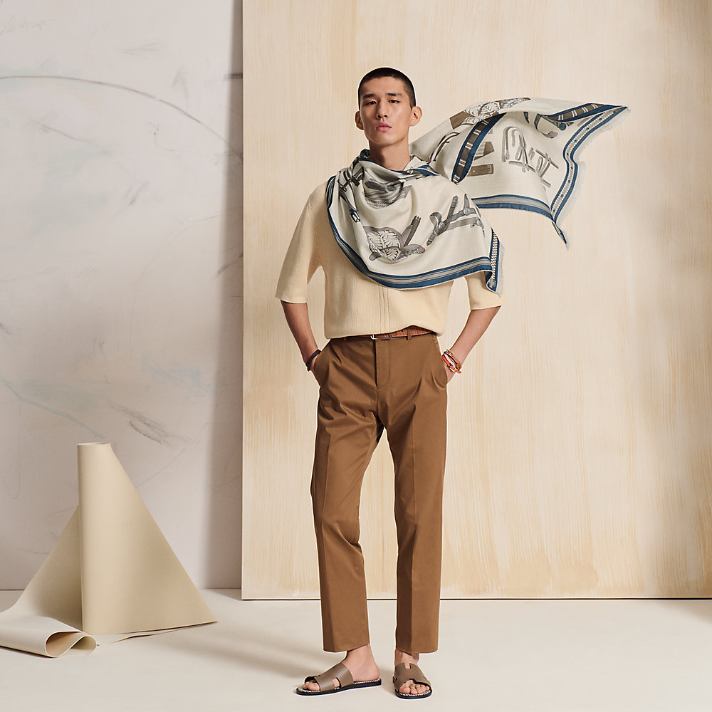 Carré Hermès "Lettres Equestres" 140 Cm - Cachemire 70%/Soie 30% - Couleur Miel/bleu/marron - Occasion